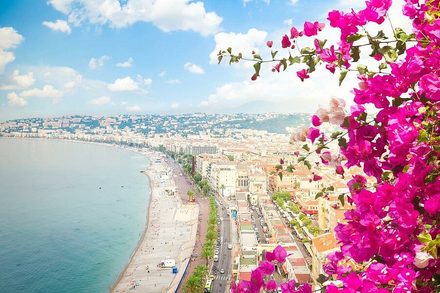 Vue panoramique sur Nice et la Promenade des Anglais, idéale pour un séjour en camping dans les Alpes-Maritimes entre mer et culture.
