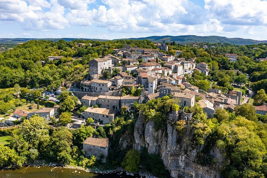 Vue aérienne du village médiéval de Balazuc perché sur sa falaise au bord de l’Ardèche, classé parmi les plus beaux villages de France.