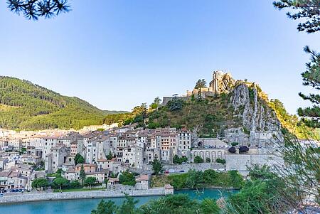 Vue de Sisteron en Provence avec rivière