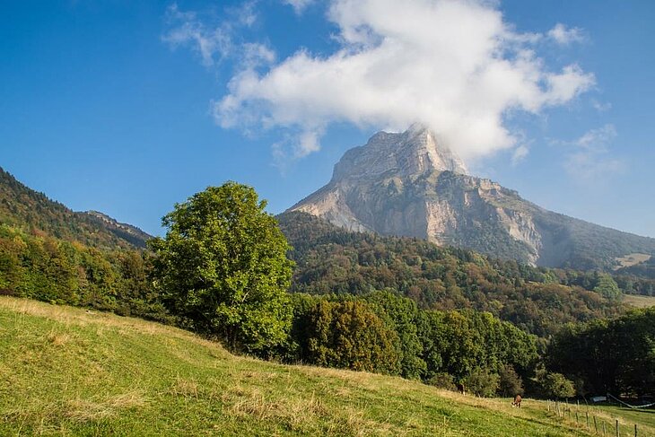 Vue sur les Dents de Crolles, un sommet emblématique de Chartreuse accessible par des itinéraires de randonnée pour marcheurs confirmés.