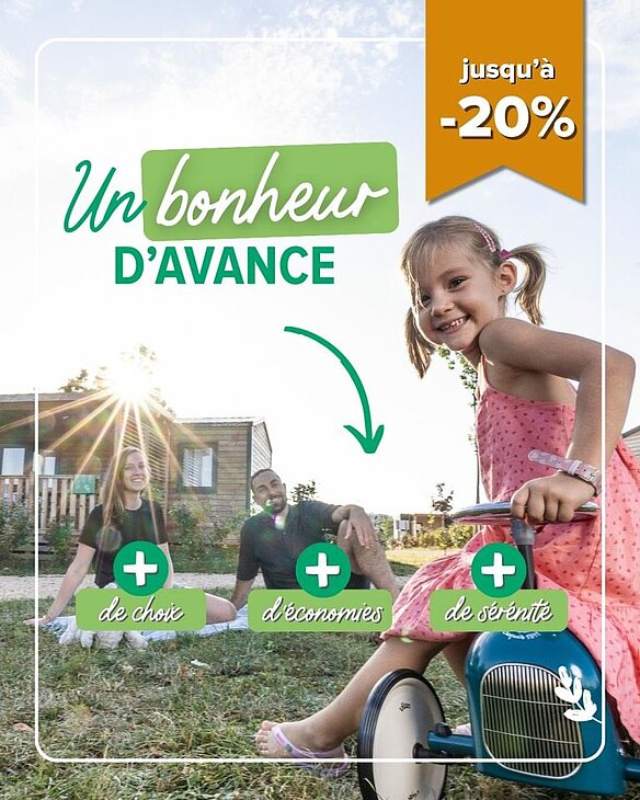 Famille sur une aire de jeux dans un camping, symbole d’un séjour Early Booking en famille à prix réduit.