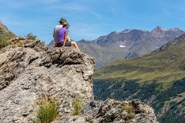 Couple admirant une vue panoramique en montagne