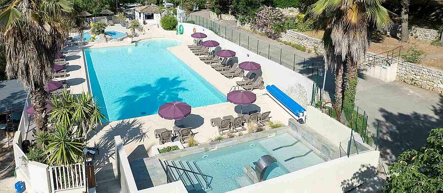 Vue aérienne de l’espace aquatique du camping Les Pinèdes à La Colle-sur-Loup