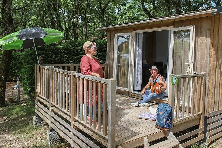 Couple de seniors profitant d'une terrasse en camping nature