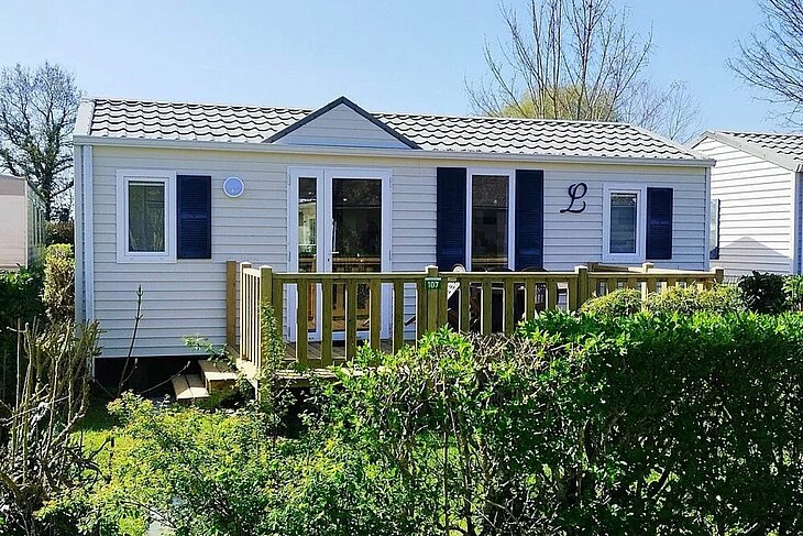 Mobil-home confortable avec terrasse en bois au camping de la Baie, près de la Pointe du Hourdel, idéal pour un séjour en pleine nature en Baie de Somme. 