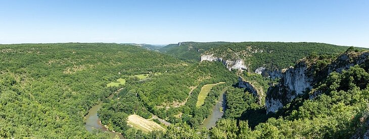 Le Cirque de Bône et le méandre de l’Aveyron Vue panoramique sur le Cirque de Bône, ses falaises calcaires boisées et le méandre de l’Aveyron.