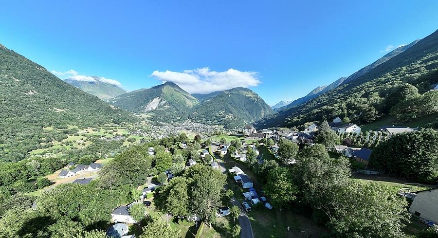 Vue aérienne de Luz-Saint-Sauveur niché dans une vallée des Pyrénées, village de montagne à découvrir depuis un camping Luz-Saint-Sauveur.