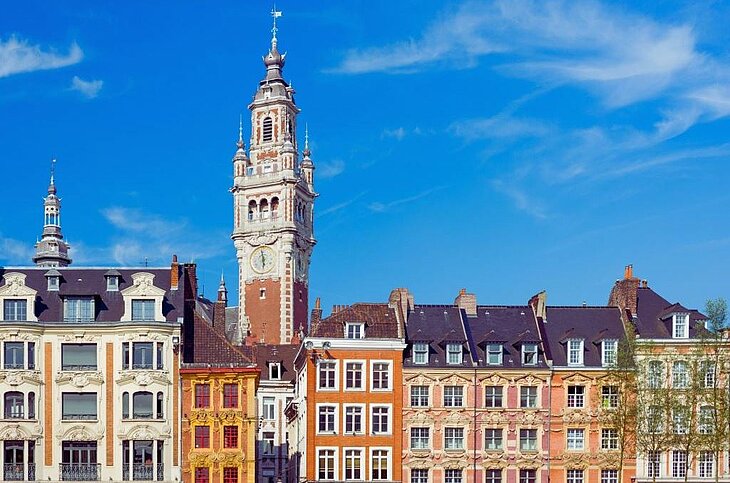 Façades colorées de la Grand-Place et beffroi de Lille, une étape incontournable d’un week-end touristique dans les Hauts-de-France