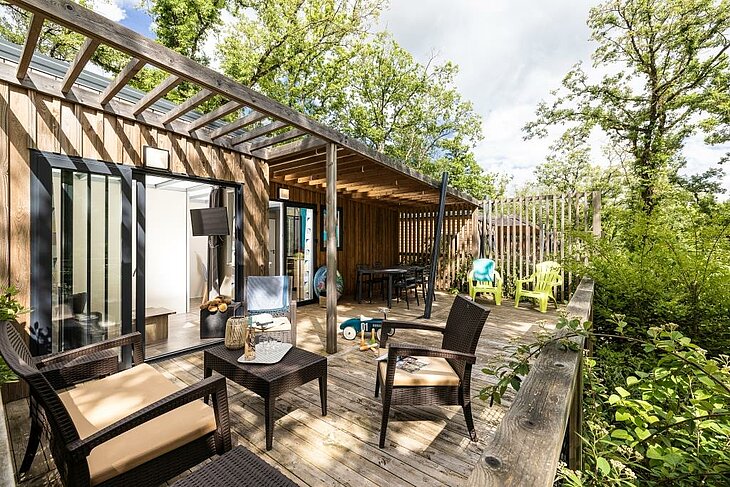 Terrasse d’un cottage tout confort au cœur de la forêt lotoise, un hébergement parfait pour un séjour nature à Loupiac.