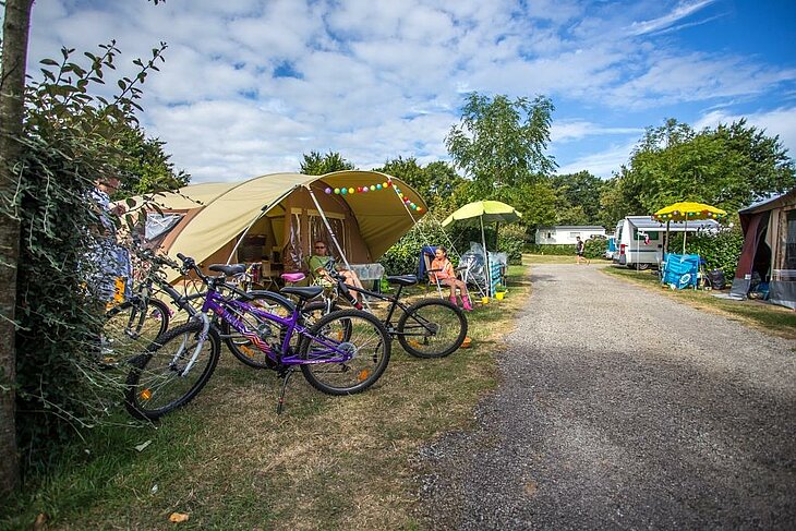 Ambiance conviviale au Camping Sites et Paysages De Penboch, un point de départ idéal pour une balade à Arradon et la découverte du golfe du Morbihan.