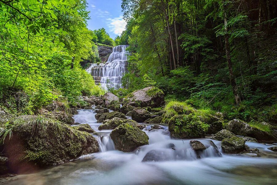 Vue des cascades du Hérisson entourées de forêt, un site naturel emblématique à découvrir lors d’un séjour en camping dans le Jura