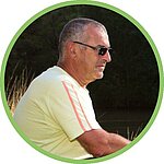 loomidle-camping-nature-campings-sites-et-paysages vacancier séduit par un camping bien situé pour explorer les beautés du Lot, avec hébergements confortables et activités nature.