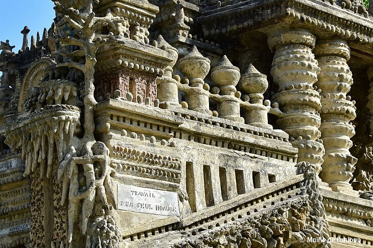 Détail architectural du Palais Idéal du Facteur Cheval à Hauterives, chef-d’œuvre singulier à découvrir autour d’Eclassan pour un voyage artistique et patrimonial hors du commun.