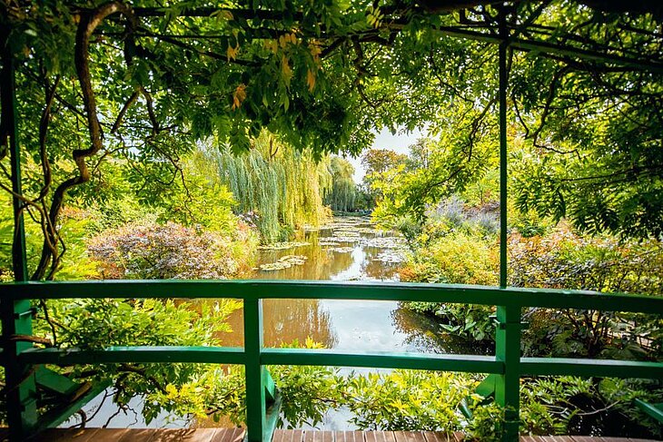 Jardins de Monet à Giverny Pont vert sur l’étang aux nymphéas dans les jardins de Monet à Giverny en Normandie, promenade romantique au cœur d’un décor impressionniste.