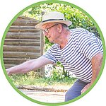 vacancier enthousiaste après des vacances en camping bien équipé avec de nombreuses activités et un accueil chaleureux.