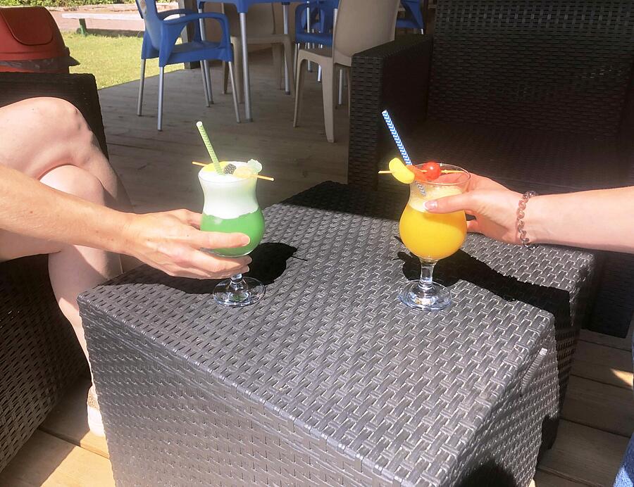 Moment de détente avec des cocktails colorés sur la terrasse d’un camping de la Côte d’Opale, parfait pour des vacances conviviales et relaxantes.