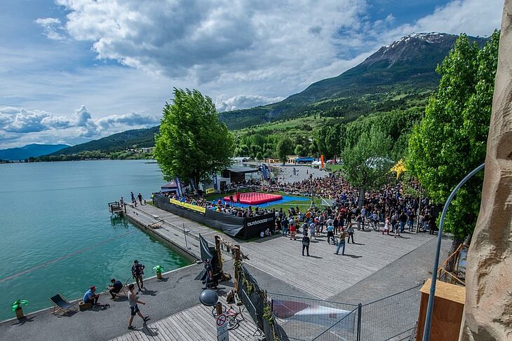 L’Outdoormix Festival à Embrun, un événement incontournable près de Baratier mêlant sports de plein air, concerts et animations au bord du lac de Serre-Ponçon.