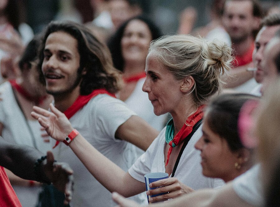 Des participants profitent de l’ambiance conviviale des Fêtes de Bayonne lors d’un séjour en camping au Pays basque.