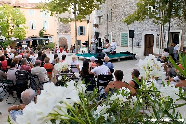 Festival de jazz en plein air sur la place du village à La Colle-sur-Loup, une activité culturelle incontournable pour ceux qui se demandent que faire à La Colle-sur-Loup en été.