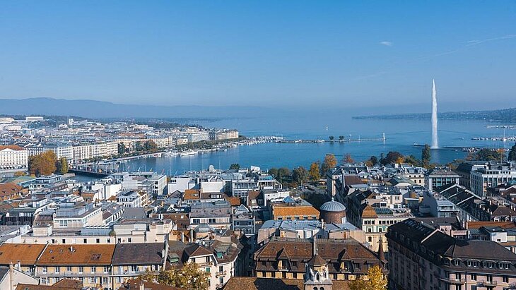 Vue panoramique sur Genève et le lac Léman avec son célèbre jet d’eau, une destination emblématique proche de la Haute-Savoie en Auvergne-Rhône-Alpes, entre ville et nature.