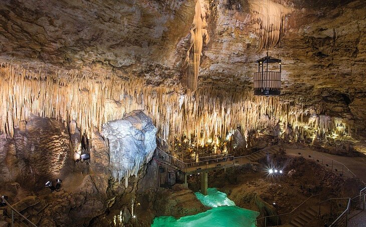Intérieur du gouffre de Proumeyssac avec stalactites, concrétions et passerelle de visite près du Bugue.