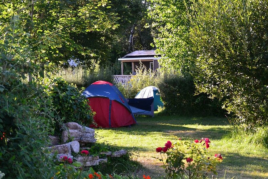 Emplacements nus pour tentes au camping de La Torche dans le Finistère
