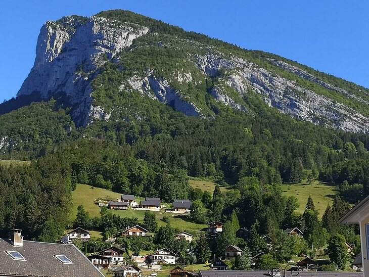 Vue sur la Roche Veyrand, un site propice aux activités insolites et aux sensations douces en pleine nature.