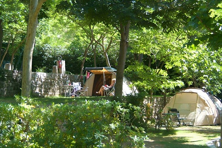Emplacements ombragés pour tentes dans un camping nature à La Colle-sur-Loup, idéals pour se reconnecter à l’essentiel après une journée à explorer que faire à La Colle-sur-Loup.
