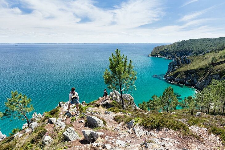 Vue spectaculaire depuis le GR34 sur les falaises boisées et la mer émeraude de la presqu’île de Crozon.