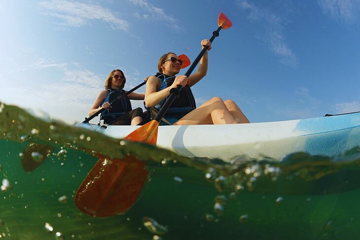 Kayak en mer, une aventure à vivre en famille dans le Morbihan Deux personnes pratiquent le kayak en mer dans le Morbihan, activité nautique idéale en famille pour savoir que faire dans le Morbihan.