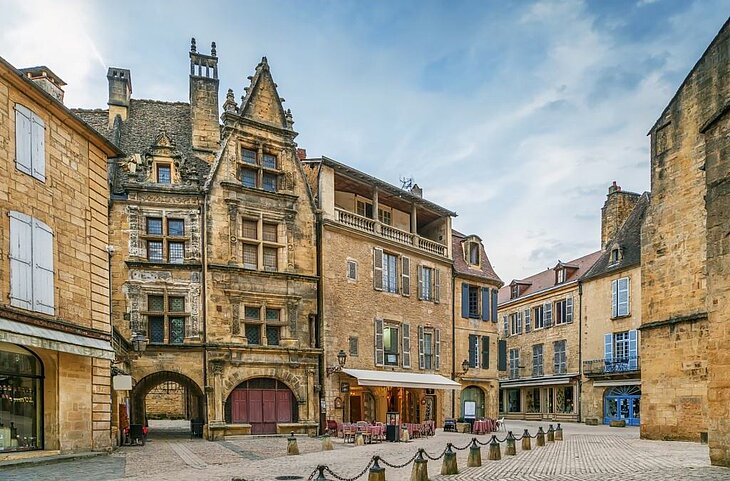 Place pittoresque du centre historique de Sarlat-la-Canéda, une visite incontournable à faire autour de Loupiac.