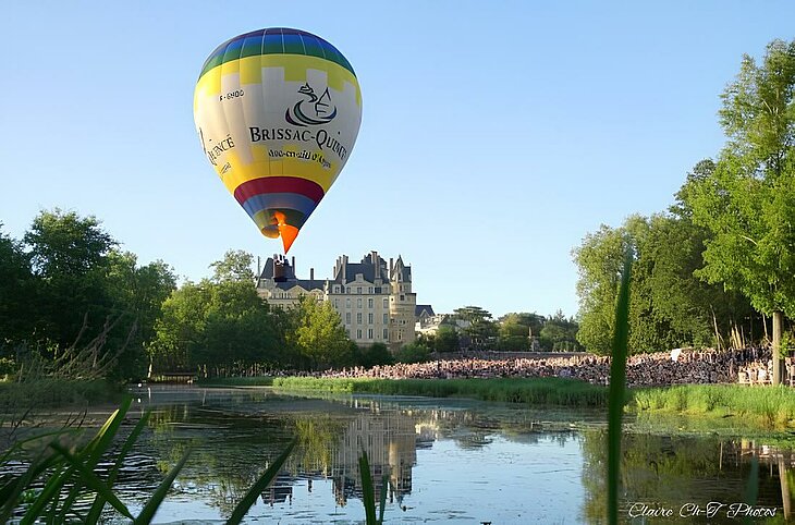 La Montgolfiade : un événement emblématique du tourisme à Brissac Loire Aubance, offrant une vue panoramique sur les paysages de l'Anjou.