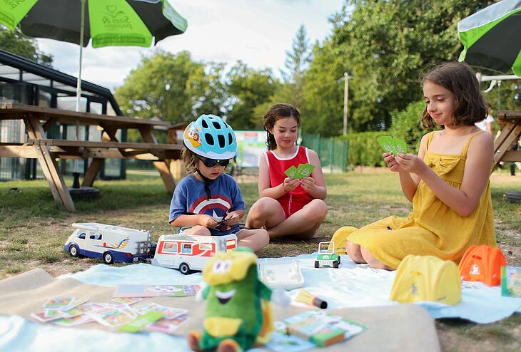 Enfants jouant ensemble avec Pako