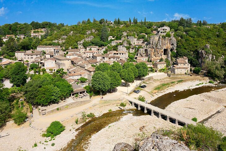 Vue sur Labeaume et ses maisons en pierre nichées sous les falaises, au bord de la rivière, près de Joannas en Ardèche.