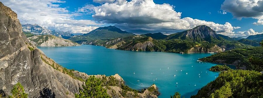 Panorama sur le lac de Serre-Ponçon, à visiter depuis le camping Le Petit Liou