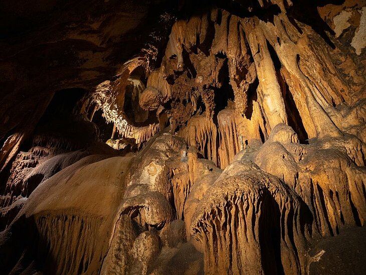 Formations spectaculaires des grottes de Lacave, une visite souterraine fascinante à faire lors d’un séjour autour de Loupiac.