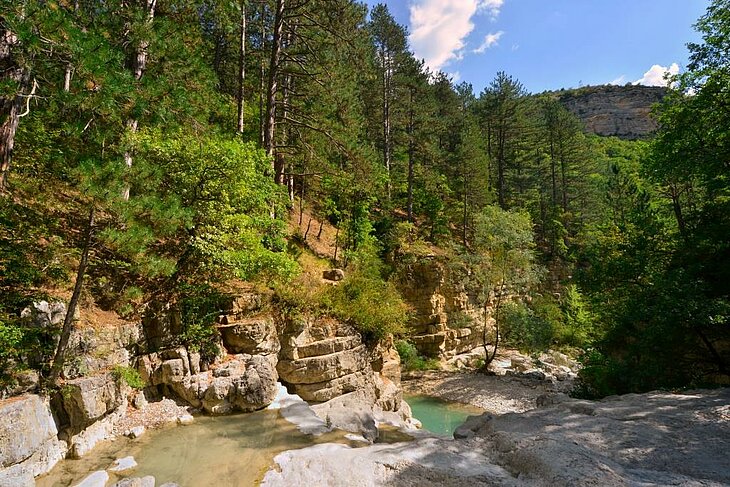 Paysage naturel des gorges du Toulourenc près de Buis-les-Baronnies, idéal pour la randonnée aquatique et les activités de plein air