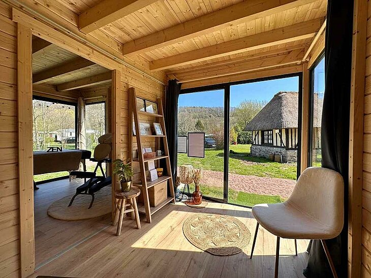 Vue de l'intérieur de la Maison Caléa, espace bien-être au camping Domaine de la Catinière, avec sauna, jacuzzi et massages pour une parenthèse de détente en famille à Fiquefleur-Équainville.