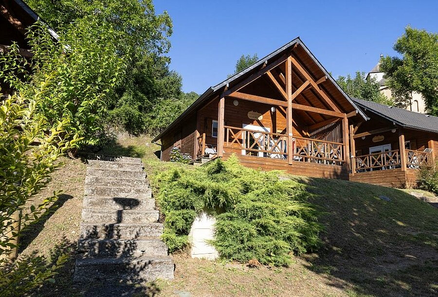 Chalets en bois tout confort sur les hauteurs d’un camping, parfaits pour des vacances haut de gamme en chalet au cœur de la nature.