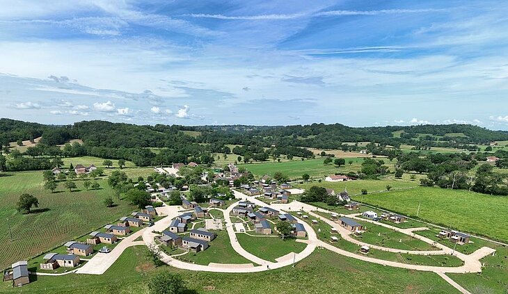 Vue aérienne du Camping Le Ventoulou à Thégra, idéal pour des vacances en famille dans le Lot, au cœur de la campagne.