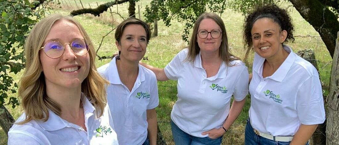 Équipe Sites et Paysages accompagnant les campings indépendants, réunie dans un cadre nature.