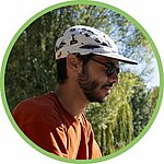 campeur conquis par des vacances simples et reposantes dans un petit camping nature à taille humaine.