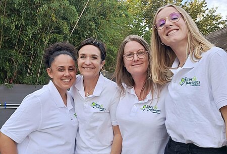 Quatre femmes souriantes, membres de l'équipe Sites et Paysages, incarnent la convivialité et l'accompagnement personnalisé que le réseau offre à ses adhérents. Elles représentent le premier contact et l'expertise qui vous guideront à travers les étapes d'adhésion : un premier échange, une visite de votre camping, et une validation par le Conseil d'Administration. Avec Sites et Paysages, faites un bout de chemin ensemble dans un réseau authentique et engagé depuis 1982.