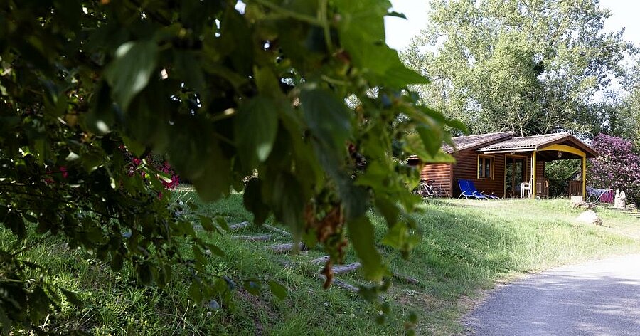 Chalet en bois au cœur d’un camping en Haute-Garonne, une location idéale pour des vacances en pleine nature.