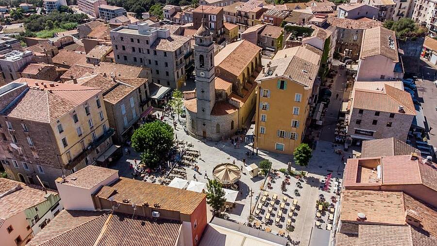 Vue aérienne du centre historique de Porto-Vecchio avec ses ruelles et bâtiments typiques, illustrant le charme authentique à découvrir lors de vacances en camping près de Porto-Vecchio en Corse