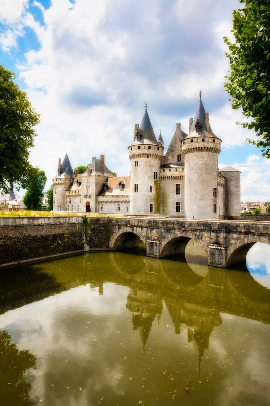 Vue du Château de Sully-sur-Loire reflété dans l'eau, un site emblématique à découvrir pendant vos vacances en camping dans le Loiret avec Sites et Paysages.