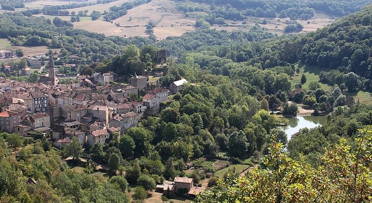 Village de Caylus dans le Quercy Vue en hauteur sur Caylus, ses maisons anciennes et son environnement boisé au cœur du Quercy.