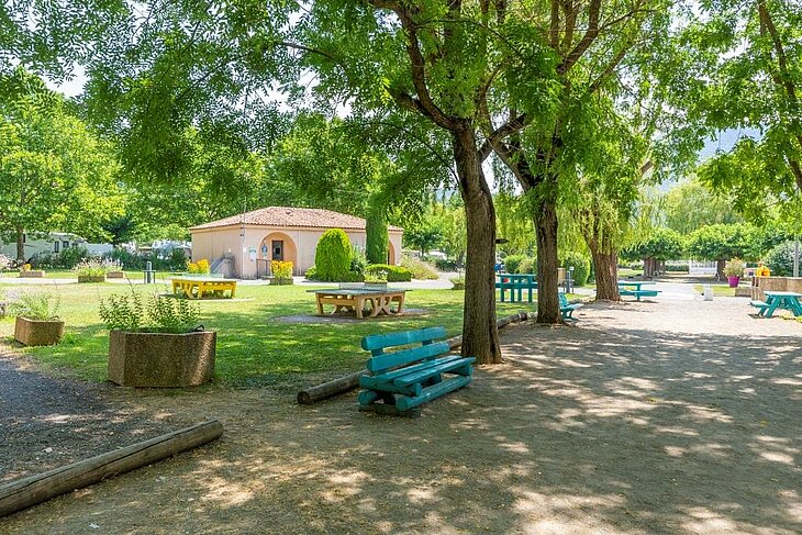 Camping Sites et Paysages Les Prés Hauts à Sisteron, un cadre naturel idéal pour un séjour en plein air alliant confort et activités au cœur de la Provence.