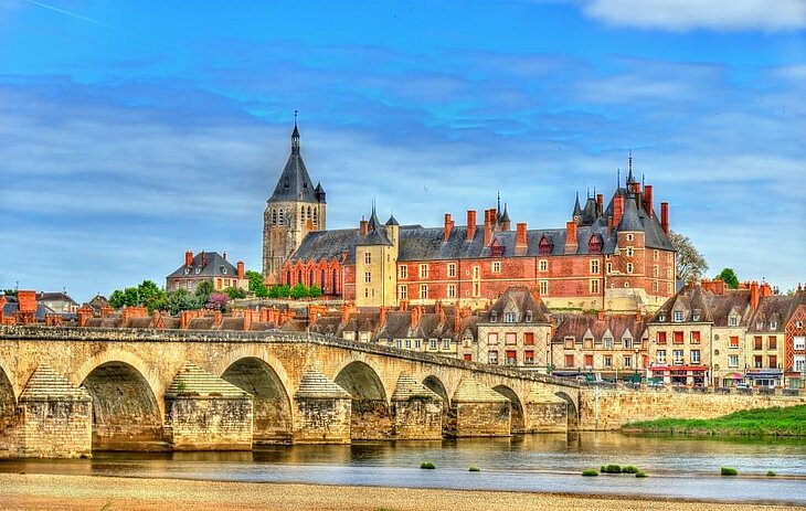 Vue panoramique du château de Gien et du pont sur la Loire, symbole du patrimoine à découvrir lors d’un séjour tourisme à Poilly-lez-Gien