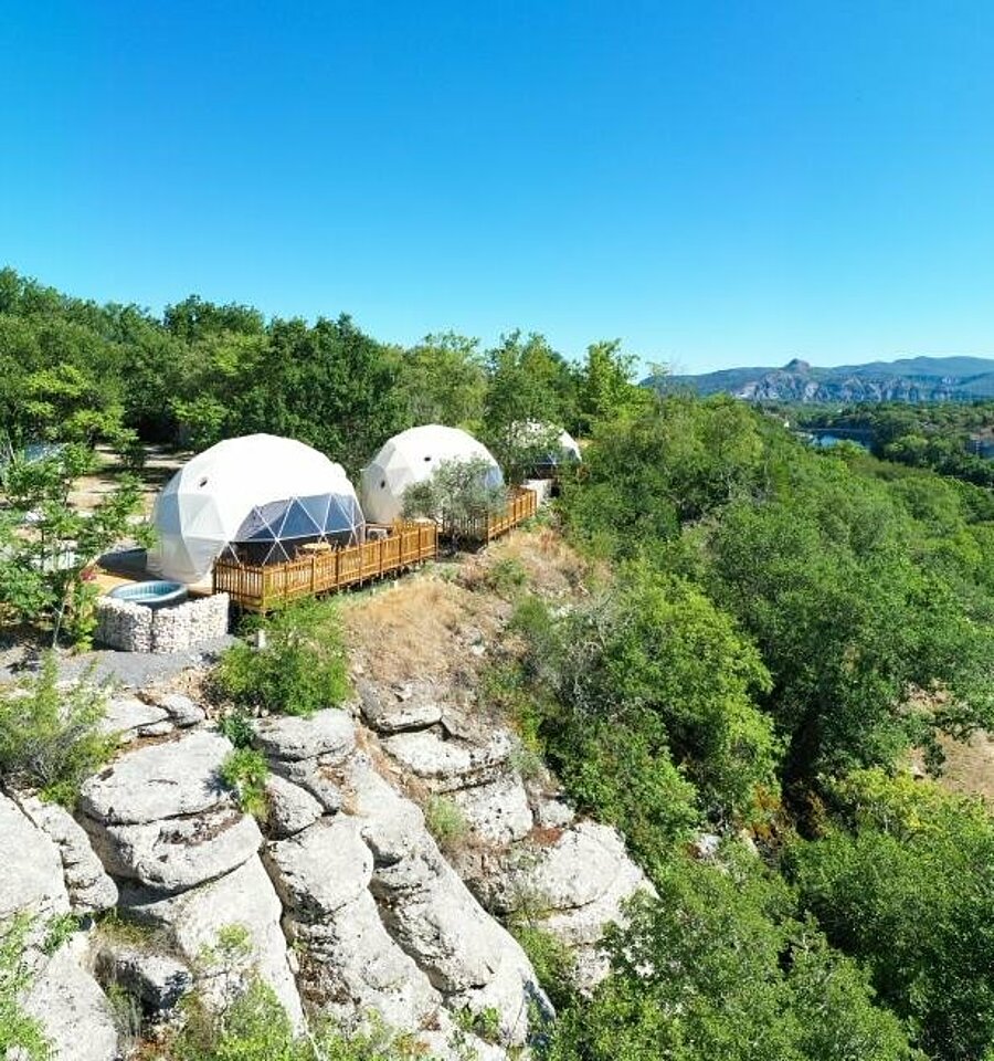 Hébergements insolites en dôme géodésique avec vue panoramique sur les paysages naturels de l’Auvergne-Rhône-Alpes, parfaits pour un séjour unique en camping.